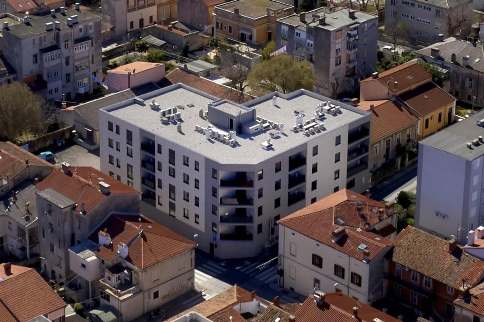 You & Me Pula With Garage Parking Exterior photo