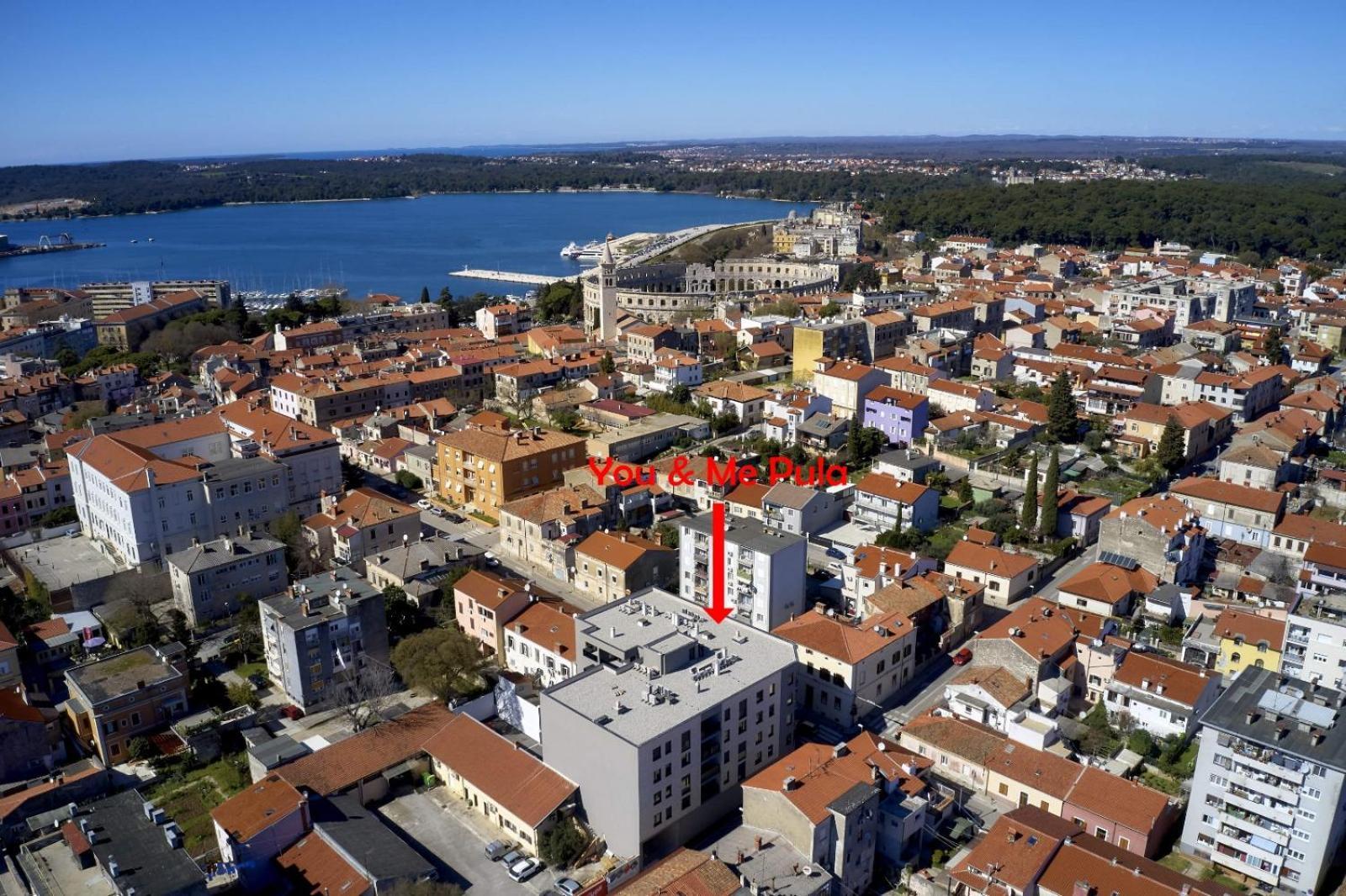 You & Me Pula With Garage Parking Exterior photo